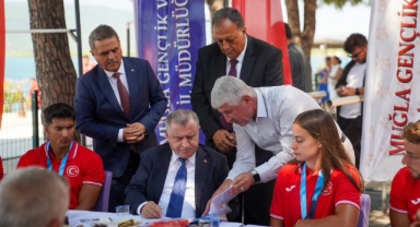 Bakan Bak, Muğla'da Kano Milli Takımı sporcularıyla bir araya geldi 