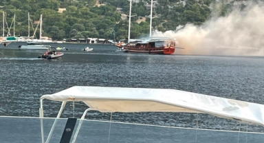 Göcek'te yanan tekne battı