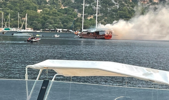 Göcek'te yanan tekne battı