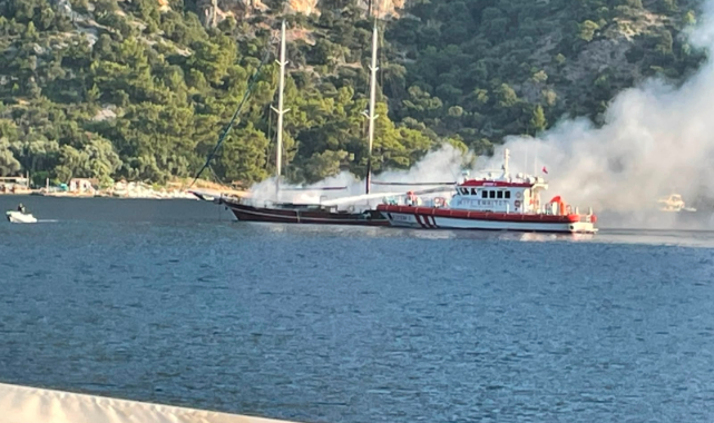 Göcek'te yanan tekne battı