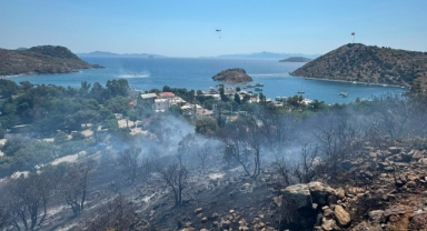 Göcek’te yangın yerleşim yerlerine yaklaştı. Havadan ve karadan müdahale sürüyor