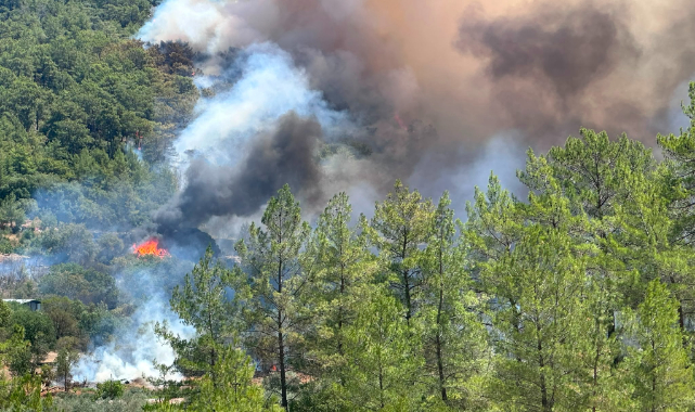 Göcek’te yangın yerleşim yerlerine yaklaştı. Havadan ve karadan müdahale sürüyor