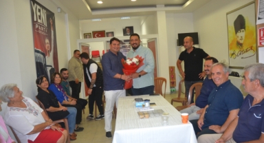 Başkan Umut Sivas çiçekle karşılandı.