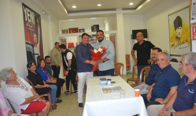 Başkan Umut Sivas çiçekle karşılandı.