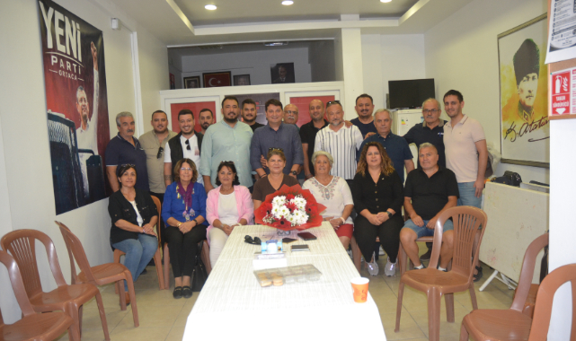 Başkan Umut Sivas çiçekle karşılandı.