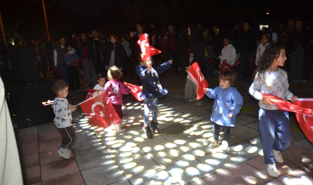 Muğa ve İlçelerinde Cumhuriyet Coşkusu fener alayı ve konserle taçlandı