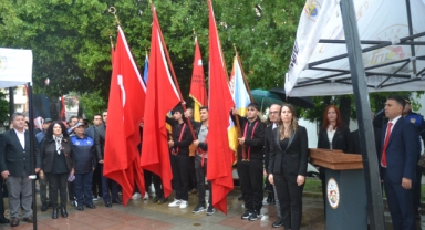 Ortaca'da 29 Ekim çelenk töreni, yağmur altında yapıldı