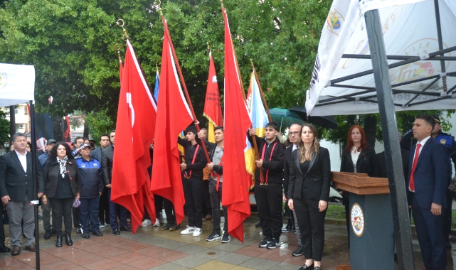 Ortaca'da 29 Ekim çelenk töreni, yağmur altında yapıldı